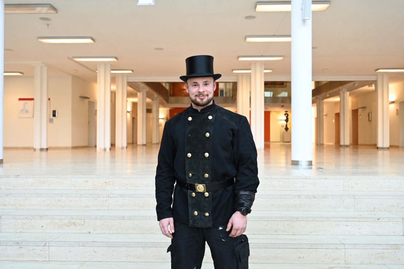 Pascal Schulz in traditioneller Schornsteinfegerkleidung mit Zylinder